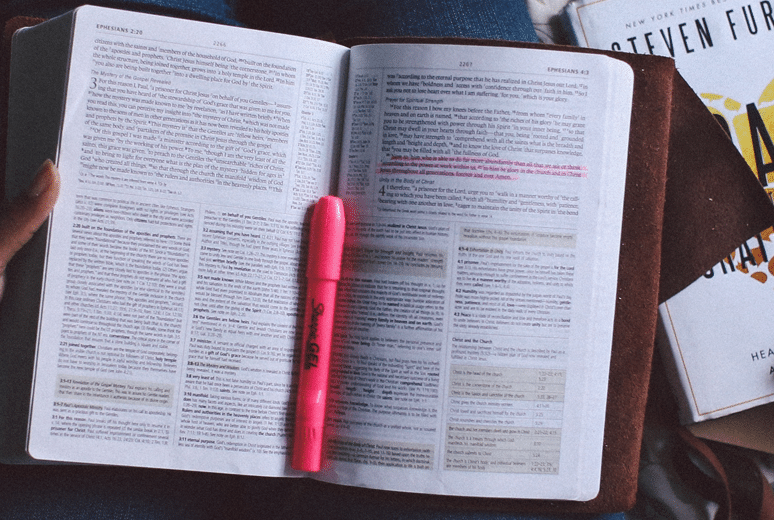 livre ouvert surligné