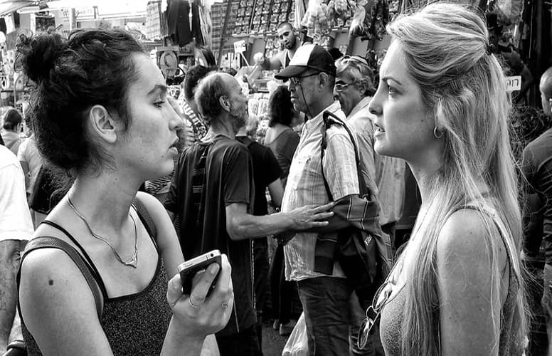 Confrontation entre deux femmes