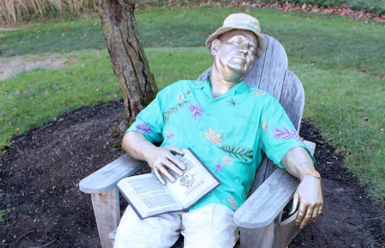 lecteur endormi dans sa chaise longue