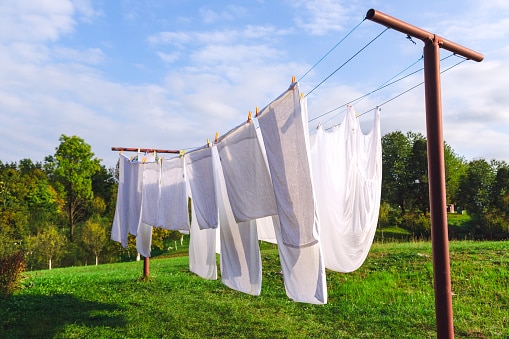 linge blanc à sécher